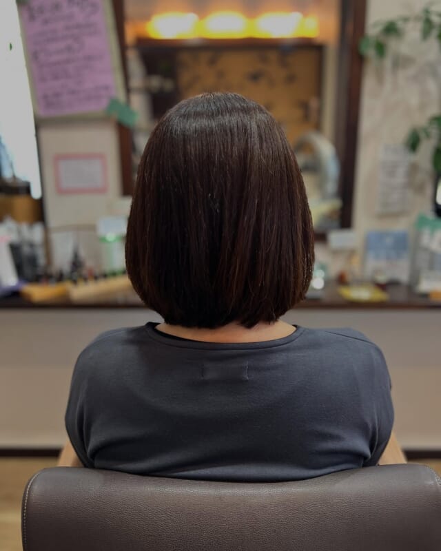 * 
40代のお客様
髪質　ゆるいクセ
白髪　10%
⁡
⁡
メニュー　
　　カット＆リタッチ白髪染め美容液プラス
⁡
⁡
ショートから頑張って伸ばされたこちらのお客様
⁡
久々イメチェンしたくなられバッサリと😊
⁡
お仕事で髪を結ばれるので、ギリギリ結べる長さに！
⁡
⁡
⁡
仕上げはもちろん　ハンドブロー🫱
ツヤツヤですね😍✨
⁡
⁡
⁡
⁡
⁡
いつもご来店いただき、ありがとうございます🥰
⁡
⁡
⁡
⁡
ご相談DM🙆です　ご予約はお電話で🙇
営業日　火〜土　定休日　日　月　祝日　
📞 076-481-6039
9:30~17:30 お電話が繋がりやすい時間です
不定期で休むこともあります🙏
⁡
⁡
#富山市美容室 #婦中町美容室 #女性一人サロン #白髪染め #ダメージレス #傷まない #お手入れが楽 #再現性カット #作り込まない美容室 #ナチュラルなキレイさを  #キレイなお母さん #キレイなママ #キレイな奥さん #白髪 #抜く #抜いちゃダメ #白髪を活かそう #エッセンシャルオイル ＃doTERRA #美容液カラー #プラセンタカラー #ハンドブロー #まとまる #ツヤ #ハイディーナ
⁡