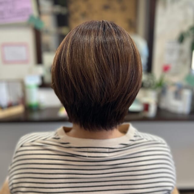 * 
40代のお客様
髪質　細毛　ほぼ直毛
白髪　20%
⁡
⁡
メニュー　
　　カット＆リタッチ白髪染め美容液プラス
　　　　　＆水素酸素吸入
⁡
⁡
かなり何年もボブスタイルだったこちらのお客様💁‍♀️
前下がりにしたり水平にしたりなどの変化はつけてはいましたが
⁡
ひっさびさのイメチェン🤩✨
⁡
「ショートにしたい❗️」
⁡
のご要望で
少し前から襟足も伸ばし
（生えグセがある襟足を3mmバリカンで
いつもツーブロックにしていました😊）
⁡
スッキリさっぱり✨
⁡
⁡
ハイライトはまだ良い感じに残ってたので
今回のカラーは根元リタッチのみ
⁡
⁡
仕上げはもちろん　ハンドブロー🫱
⁡
　
最近イメチェンされる方多いかも🤭💕
⁡
⁡
⁡
いつもご来店いただき、ありがとうございます🥰
⁡
⁡
⁡
⁡
ご相談DM🙆です　ご予約はお電話で🙇
営業日　火〜土　定休日　日　月　祝日　
📞 076-481-6039
9:30~17:30 お電話が繋がりやすい時間です
不定期で休むこともあります🙏
⁡
⁡
#富山市美容室 #婦中町美容室 #女性一人サロン #白髪染め #ダメージレス #傷まない #お手入れが楽 #再現性カット #作り込まない美容室 #ナチュラルなキレイさを  #キレイなお母さん #キレイなママ #キレイな奥さん #白髪 #抜く #抜いちゃダメ #白髪を活かそう #エッセンシャルオイル ＃doTERRA #美容液カラー #プラセンタカラー #ハンドブロー #まとまる #ツヤ #ハイディーナ
⁡