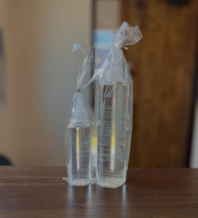 * もうすぐ『梅雨』と言う季節がやって来ますね☂️ 普段は気にならない方も この季節だけは気になる方多いですよね💦 【髪のクセ】 ストパかけたくはないけど〜 髪がうねってまとまらない💦 ツヤがないー😭 そんなあなたにオススメ シャンプーの後にお使いいただける 水のトリートメント その名も ［アクアメント］ ・シャンプーを流した後にまとまりの悪いところを中心につけてください ・その後は、ムラのないように手ぐしや目の粗いコームでしっかりと全体に行き渡るように馴染ませてください ・不思議と水のようだったのがクリーム状に✨ 　この状態になれば流してOK👍 ・後はいつも通り乾かすだけで✨✨✨ この梅雨にこの1本😁 ご相談DM🙆‍♀️です　ご予約はお電話で🙇 営業日　火〜土　定休日　日　月　祝日　 📞 076-481-6039 9:30~17:30 お電話が繋がりやすい時間です 不定期で休むこともあります🙏 #富山市美容室 #婦中町美容室 #女性一人サロン #白髪染め #ダメージレス #傷まない #お手入れが楽 #再現性カット #作り込まない美容室 #ナチュラルなキレイさを #キレイなお母さん #キレイなママ #キレイな奥さん #白髪 #抜く #抜いちゃダメ #白髪を活かそう #エッセンシャルオイル ＃doTERRA #美容液カラー #プラセンタカラー #ハンドブロー #まとまる #ツヤ #ハイディーナ #若返り