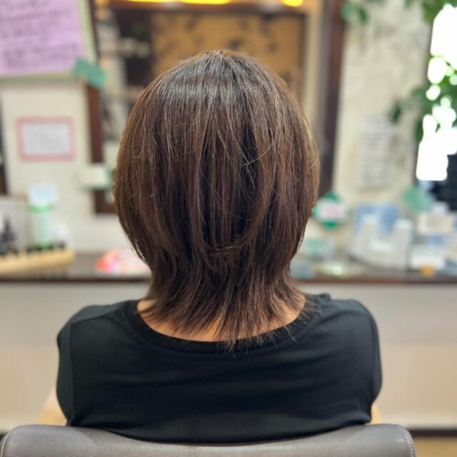 * 
40代のお客様
髪質　ゆるいクセ毛　広がりやすい
白髪　10% 
⁡
⁡
メニュー　
　　カット
　　　＆リメイク全体染め美容液プラス
⁡
⁡
お久しぶりです✨
結構伸びましたね
⁡
前回はピンク系のお色で染めたのですが、さすがに抜けております😅
⁡
今回はアッシュ系
⁡
元々、くすみやすい毛質の方なので
鮮やかなお色より
アッシュなどのくすみ系のお色の方が
髪馴染みが良いですね😊
⁡
⁡
仕上げはもちろん　ハンドブロー🫱
⁡
またイメチェン
お待ちいたしております🥰
⁡
⁡
ご相談DM🙆です　ご予約はお電話で🙇
営業日　火〜土　定休日　日　月　祝日　
📞 076-481-6039
9:30~17:30 お電話が繋がりやすい時間です
不定期で休むこともあります🙏
⁡
⁡
#富山市美容室 #婦中町美容室 #女性一人サロン #白髪染め #ダメージレスカラー #上品  #傷まない #お手入れが楽 #再現性カット #作り込まない美容室 #ナチュラルなキレイさを  #キレイなお母さん #キレイなママ #キレイな奥さん #白髪  #抜いちゃダメ #白髪を活かそう #エッセンシャルオイル ＃doTERRA #美容液カラー #プラセンタカラー #ハンドブロー #まとまる #ツヤ #ハイディーナ
⁡