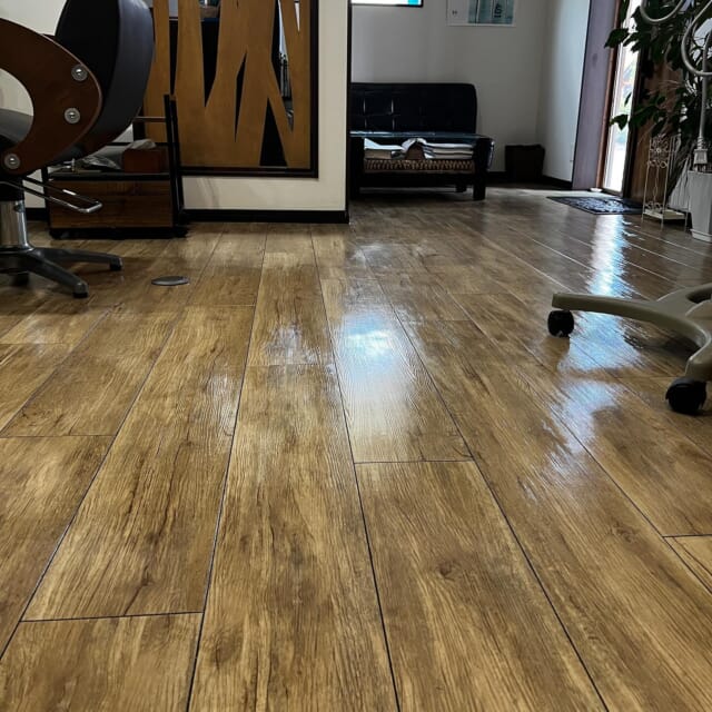 * 今年も無事に床のワックスがけ出来ました🤩✨ ⁡ いつも思う Beforeの写真でも光のお陰で結構ツヤツヤに見える😅 でも比べると違いますね😎 ⁡ 達成感👍💖 ⁡ ⁡ ピカピカの床でお待ちしております🥰 ⁡ ⁡ ⁡ ご相談DM🙆‍♀️です　ご予約はお電話で🙇 営業日　火〜土　定休日　日　月　祝日　 📞 076-481-6039 9:30~17:30 お電話が繋がりやすい時間です 不定期で休むこともあります🙏 ⁡ #富山市美容室 #婦中町美容室 #女性一人サロン #白髪染め #ダメージレス #傷まない #お手入れが楽 #再現性カット #作り込まない美容室 #ナチュラルなキレイさを #キレイなお母さん #キレイなママ #キレイな奥さん #白髪 #抜く #抜いちゃダメ #白髪を活かそう #エッセンシャルオイル ＃doTERRA #美容液カラー #プラセンタカラー #ハンドブロー #まとまる #ツヤ #ハイディーナ #若返り ⁡ ⁡ ⁡