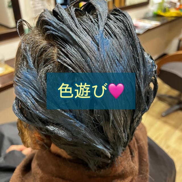 * 60代のお客様 髪質　やや多い　硬め　ほぼ直毛 白髪　70%トップにかたまり気味 ⁡ ⁡ ⁡ メニュー　 　　カット＆リタッチ白髪染め美容液プラス 　　　　　＆オンカラー ⁡ 前回 「あきてきた〜　なんかなぁい？」 とのことで、ポイントでグリーンを入れさせていただいた。 それが、周りからも好評で、気に入ってくださり 今回は全体に🤩✨ ⁡ ⁡ めっちゃ似合っておられます👍💕 ⁡ また遊びましょうね😊 ⁡ ⁡ ⚠️グリーンなどの鮮やかな色は、ベースの髪の色が明るくないと出来ません🙅‍♀️ 原色に近いお色や淡いお色などは、ベースを白に近い金髪までブリーチする必要があります。 こちらのお客様は、元々白髪を薄い色で染めてハイライトのようにしています。 そこに、前々回にブリーチでさらにハイライトを入れています。 ⁡ ⁡ ⁡ ⁡ いつもご来店いただき ありがとうございます🥰 ⁡ 　 ご相談DM🙆です　ご予約はお電話で🙇 営業日　火〜土　定休日　日　月　祝日　 📞 076-481-6039 9:30~17:30 お電話が繋がりやすい時間です 不定期で休むこともあります🙏 ⁡ ⁡ #富山市美容室 #婦中町美容室 #女性一人サロン #白髪染め #ダメージレスカラー #上品 #傷まない #お手入れが楽 #再現性カット #作り込まない美容室 #ナチュラルなキレイさを #キレイなお母さん #キレイなママ #キレイな奥さん #白髪 #抜いちゃダメ #白髪を活かそう #エッセンシャルオイル ＃doTERRA #美容液カラー #プラセンタカラー #ハンドブロー #まとまる #ツヤ #ハイディーナ ⁡