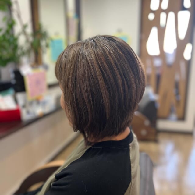 * 40代のお客様 髪質　多毛　硬毛　ゆるめのくせ毛 白髪　50% ⁡ ⁡ メニュー　 　　カット＆リメイク白髪ぼかし ⁡ ⁡ 今回は鮮やかな色ではなく ちょっと渋めに大人っぽく ⁡ 明るくなってるベースと 伸びてきてる根元の色の差をそのまま利用して😁 ⁡ ⁡ こんな落ち着いた色も良いわね〜👍✨ ⁡ 周りの評判 またお聞かせくださいな💕 ⁡ ⁡ ⁡ いつもご来店いただき ありがとうございます🥰 ⁡ 　 ご相談DM🙆です　ご予約はお電話で🙇 営業日　火〜土　定休日　日　月　祝日　 📞 076-481-6039 9:30~17:30 お電話が繋がりやすい時間です 不定期で休むこともあります🙏 ⁡ ⁡ #富山市美容室 #婦中町美容室 #白髪染めダメージレスカラー #doTERRA #水素酸素吸入ハイディーナ ⁡