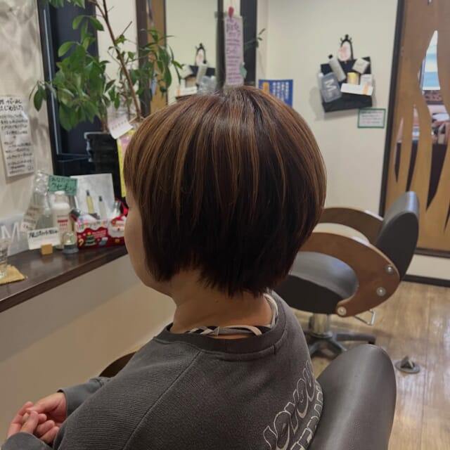 * 40代のお客様 髪質　ほぼ直毛 白髪　10% ⁡ ⁡ メニュー　 　　カット 　　　＆リタッチ白髪染め＆トップハイライト 　　　＆ハイディーナ30分 ⁡ ⁡ 前回トップにオレンジ🧡を入れましたが 「もう少し目立たせたい！」 とのことで 色は入れず抜くのみで😁 ⁡ これくらいクッキリの方が良いですね👍✨ ⁡ ⁡ ⁡ いつもご来店いただき ありがとうございます🥰 ⁡ 　 ご相談DM🙆です　ご予約はお電話で🙇 営業日　火〜土　定休日　日　月　祝日　 📞 076-481-6039 9:30~17:30 お電話が繋がりやすい時間です 不定期で休むこともあります🙏 ⁡ ⁡ #富山市美容室 #婦中町美容室 #白髪染めダメージレスカラー #doTERRA #水素酸素吸入ハイディーナ ⁡