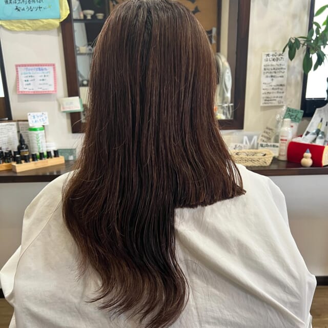 * 40代のお客様 髪質　ほぼ直毛　多め 白髪　20% フェイスラインにかたまり白髪あり ⁡ ⁡ メニュー　 　　カット＆リタッチ白髪染め ⁡ ガジュマルを長くご愛用くださってるお客様 ここまで切らせていただくのは初めてですね🤩 ⁡ ⁡ バッサリ💇‍♀️ ⁡ パーマも程よく残り良い感じ😍 とてもお似合いです👍💕 ⁡ ⁡ ⁡ しかもこちらのお客様がご持参された画像が めちゃくちゃご本人さんに近いモデルさん😳 ⁡ 「上手に見つけられましたね〜」 って言ったら 「これチャッピーに作ってもらったんです😁」 と なんですとっ😳😳😳 そんな使い方があったのね🤩✨ ⁡ ⁡ 実は、こちらのお客様のリクエストには カットした後の扱いなど少し心配をしておりしました 　・切りすぎるとパーマがなくなる 　　→直毛ゆえに柔らかさ丸みがが出にくい 　・お客様の骨格や髪質状、肩上にされると 　　→横に広がりやすくなる ⁡ ⁡ 画像は、髪質、骨格が本人さんにとても近い雰囲気で出来ていて✨ ご自分の写真を使って、AIにいくつか指示をして作られたそうです なので、とてもカットしやすかったです🥰 ⁡ ⁡ ⁡ みなさまも美容師さんへのヘアスタイルの ご要望の際は AIをご活用されても良いかもですね😊 ⁡ ⁡ いつもご来店いただき ありがとうございます🥰 ⁡ ⁡ 　 ご相談DM🙆です　ご予約はお電話で🙇 営業日　火〜土　定休日　日　月　祝日　 📞 076-481-6039 9:30~17:30 お電話が繋がりやすい時間です 不定期で休むこともあります🙏 ⁡ ⁡ #富山市美容室 #婦中町美容室 #白髪染めダメージレスカラー #doTERRA #水素酸素吸入ハイディーナ ⁡