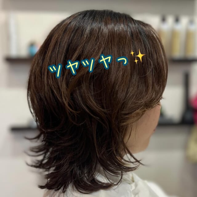 * 40代のお客様 髪質　ゆるいクセ毛 白髪　10% フロントにかたまり白髪あり ⁡ ⁡ メニュー　 　　カット＆パーマ＆🆕ツヤトリ 　　　　　　（カラーは近々ご来店予定） ⁡ ⁡ ちょっとお久しぶりなお客様 ⁡ 長さがだいぶ伸びて それでもそんなに形は悪くないですね😁✨ （自画自賛　笑） ⁡ 扱いやすい長さにリクエスト💇‍♀️ ⁡ ⁡ ⁡ この春は行事が続かれるとのことで ⁡ 今回させていただいた 🆕ツヤトリ✨ 中々いい仕事するんです💕 ⁡ ⁡ ツヤと手触りが最高👍✨ ⁡ そして、髪のまとまり、おさまりも最高👍✨ ⁡ ⁡ ◆オススメの髪質＆お悩み◆ ・クセ毛 ・広がりやすい ・ツヤが欲しい ・うねりが気になる ・指通りが悪い ・膨らみやすい ⁡ 今回のお客様、フロント部分に細かく縮れるクセがあるのですが ハンドブローだけで、とても綺麗におさまりました🤩 ⁡ ⁡ ⚠️注意⚠️ 上記👆に当てはまっても、 ボリュームが欲しい方にはオススメしません🙅‍♀️ そんな方には、他にオススメアイテムがございます💡 気になる方は、お声がけください😊 ⁡ ⁡ ⁡ ⁡ いつもご来店いただき ありがとうございます🥰 ⁡ ⁡ 　 ご相談DM🙆です　ご予約はお電話で🙇 営業日　火〜土　定休日　日　月　祝日　 📞 076-481-6039 9:30~17:30 お電話が繋がりやすい時間です 不定期で休むこともあります🙏 ⁡ ⁡ #富山市美容室 #婦中町美容室 #白髪染めダメージレスカラー #doTERRA #水素酸素吸入ハイディーナ ⁡