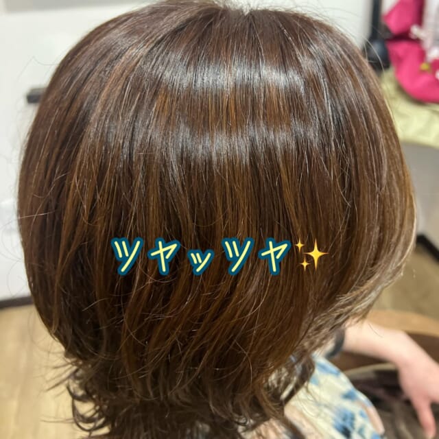 * 40代のお客様 髪質　ゆるいクセ毛 白髪　10% フロントにかたまり白髪あり ⁡ ⁡ メニュー　 　　カラーリタッチ＆ジェルトリ ⁡ カラーにご来店くださいました😊 ⁡ 色味の変更はされないとのことだったので 根元染めと いつものジェルトリ ⁡ このジェルトリは、カラーと同時に 頭皮ケアと髪のケアも出来ちゃう🤩✨ ⁡ 仕上がりは ツヤッツヤ😍✨✨✨✨ ⁡ ⁡ ツヤツヤの髪で新しい春🌸をお迎えください💕 ⁡ ⁡ いつもご来店いただき ありがとうございます🥰 ⁡ ⁡ 　 ご相談DM🙆です　ご予約はお電話で🙇 営業日　火〜土　定休日　日　月　祝日　 📞 076-481-6039 9:30~17:30 お電話が繋がりやすい時間です 不定期で休むこともあります🙏 ⁡ ⁡ #富山市美容室 #婦中町美容室 #白髪染めダメージレスカラー #doTERRA #水素酸素吸入ハイディーナ ⁡
