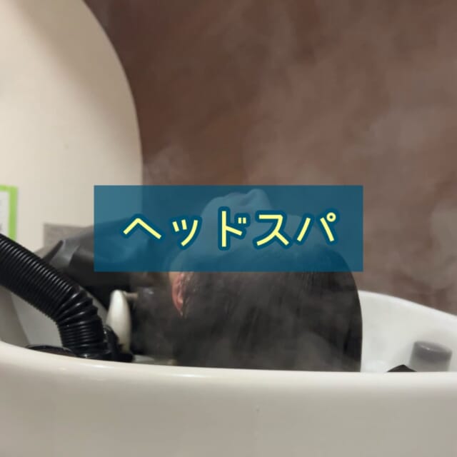 * 「私って頭皮硬いですか？」 ⁡ という質問をいただくことがあります。 ⁡ もちろん、お答えいたします。 ⁡ ⁡ ただ、この「頭皮が硬い」は かなり個人差があるので ⁡ 出来れば、ご自身の頭皮を ぜひ触ってみてください💡 そうすると 　・痛いところ 　・いた気持ちいいところ 　・気持ちいいところ （人にしてもらうほどではないかもですが） ⁡ そして、その痛かったところが 次触っても痛いのか？ 気持ちよかったところが、 次触った時も気持ちいいのか？ ⁡ そうやって、ご自分の頭皮の状態を 知っておくといいと思います😊 頭はツボだらけなので、 お好きに触ってみてください！ ⁡ ⁡ ガジュマルのヘッドスパは フルフラットになるシャンプー台で 暖かいスチームに包まれながら 頭皮クレンジング後 お好みの香りのシャンプーを使って マッサージしていきます🫧 ⁡ ⁡ リピーター様も 　今日は痛い　今日は痛くない 　そこが気持ちいい 　ここをもう少し押して！ など、お声をいただきます✨ ⁡ どこが痛いのか？で 大体の今の体調が分かります💡 ⁡ ⁡ 最近は、お仕事だけでなく 気がつけばスマホを見てる👀 なんてこと多くないですか⁉️ （まさしく私です💦） 目も頭も疲労が溜まってます😵 ⁡ いつも頑張っているあなたを ガジュマルで癒させてくださいな🙏💗 ⁡ ⁡ ⁡ ⁡ ご相談𝗗𝗠🙆‍♀️です　ご予約はお電話で🙇‍♀️ 営業日　火〜土　定休日　日　月　祝日　 📞 𝟬𝟳𝟲-𝟰𝟴𝟭-𝟲𝟬𝟯𝟵 𝟵:𝟯𝟬~𝟭𝟳:𝟯𝟬 お電話が繋がりやすい時間です 不定期で休むこともあります🙏 ⁡ #婦中町美容室 #白髪染めダメージレス #再現性カット #ヘッドスパ #ハイディーナ 水素酸素吸入 ⁡ ⁡ ⁡