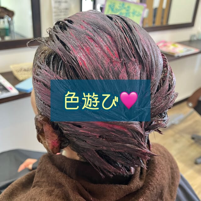 * ⁡60代のお客様 髪質　やや多い　硬め　ほぼ直毛 白髪　70%トップにかたまり気味 ⁡ ⁡ ⁡ メニュー　 　　カット＆リタッチ白髪染め美容液プラス 　　　　　＆オンカラー ⁡ ⁡ 今まで、何度かイメチェンさせていただいてるこちらのお客様💁‍♀️ ⁡ 「そろそろ変えたいとかありますか？」 とお聞きすると、なぜか毎回 「変えようないやろ？」 とおっしゃる💦 「何でですか〜」 と、いろいろ説明して 「じゃあ、それで！」 ⁡ というわけで、ピンク🩷に グリーンの時に寒色系お似合いだなと思ってたけど、ピンクも良きです💖 ⁡ オンカラー4回目なので（徐々に濃くしてる） 結構色味がしっかりと分かりますね ⁡ めっちゃ似合っておられます👍💕 ⁡ ⁡ 仕上げはもちろん　ハンドブロー🫱 ⁡ ⁡ ただ、これ以上同じように重ねていくと濃く（暗く）なっていくので 次回何かご提案出来るよう考えよう💡 ⁡ ⁡ また遊びましょうね😊 ⁡ ⁡ ⁡ ⚠️鮮やかな色は、ベースの髪の色が明るくないと出来ません🙅‍♀️ 原色に近いお色や淡いお色などは、ベースを白に近い金髪までブリーチする必要があります。 ⁡ こちらのお客様は、元々白髪を薄い色で染めてハイライトのようにしています。 ⁡ 　　 ⁡ ⁡ いつもご来店いただき ありがとうございます🥰 ⁡ ⁡ 　 ご相談DM🙆です　ご予約はお電話で🙇 営業日　火〜土　定休日　日　月　祝日　 📞 076-481-6039 9:30~17:30 お電話が繋がりやすい時間です 不定期で休むこともあります🙏 ⁡ ⁡ #富山市美容室 #婦中町美容室 #白髪染めダメージレスカラー #doTERRA #水素酸素吸入ハイディーナ ⁡